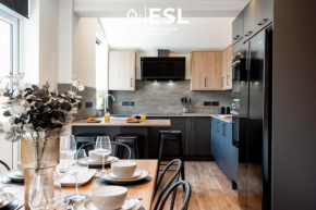 Central 5 Bedroom Townhouse perfectly located 2 mins walk from the Train Station